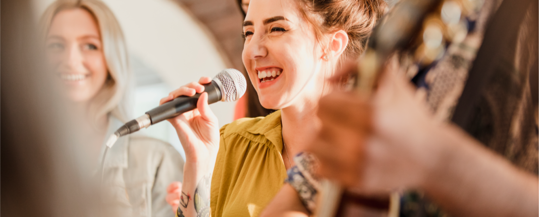 Sängerin singt jüdische Lieder