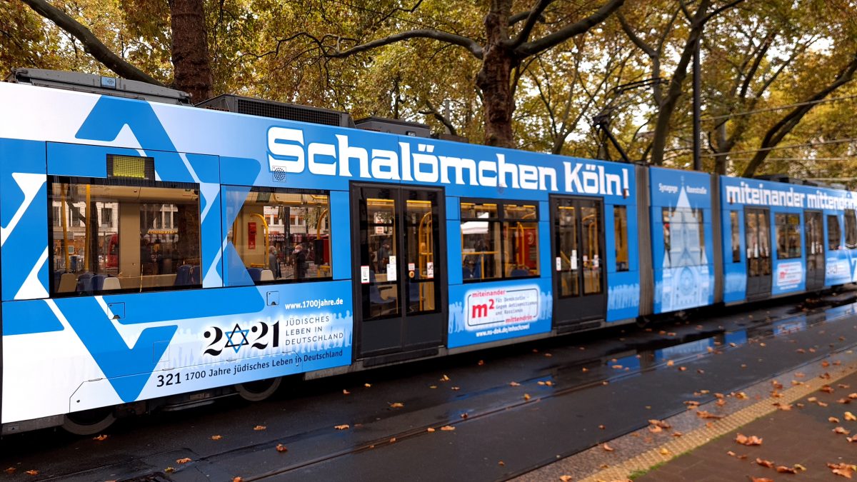 KVB-Bahn mit der Aufschrift "Schalömchen Köln!"