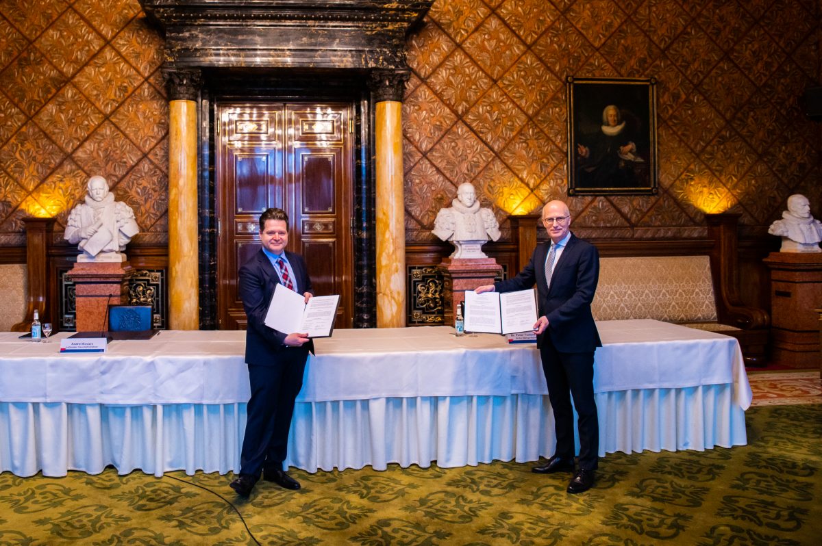 Hamburgs Bürgermeister Dr. Peter Tschentscher und Andrei Kovacs zeigen die unterzeichnete Kooperationsvereinbarung